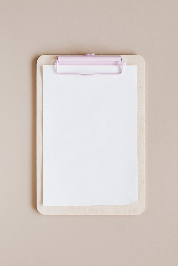 Quadro branco para pequenas anotações no home office (Foto: Karolina Grabowska / Pexels)