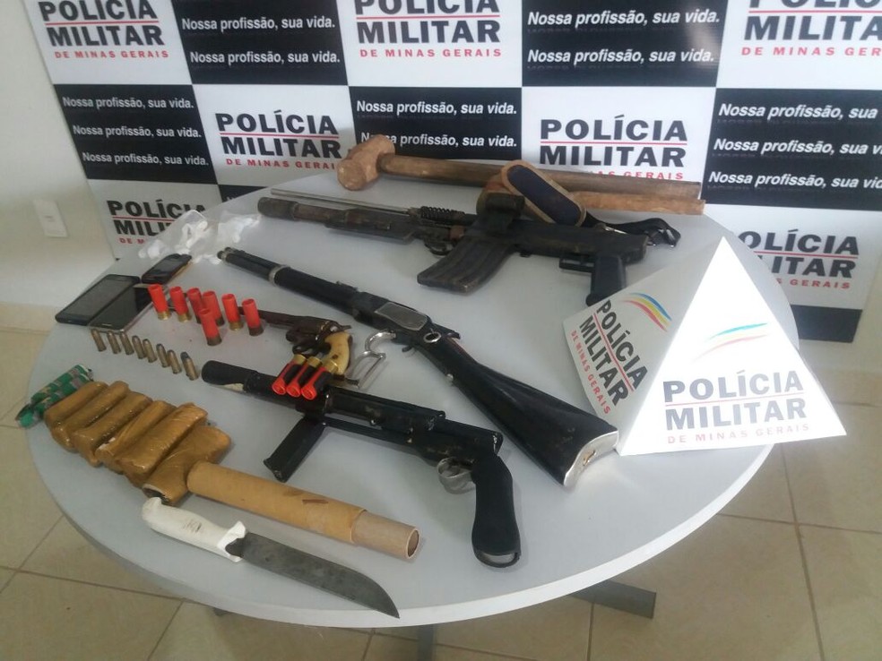 Armas apreendidas com os suspeitos (Foto: Polícia Militar / Divulgação)