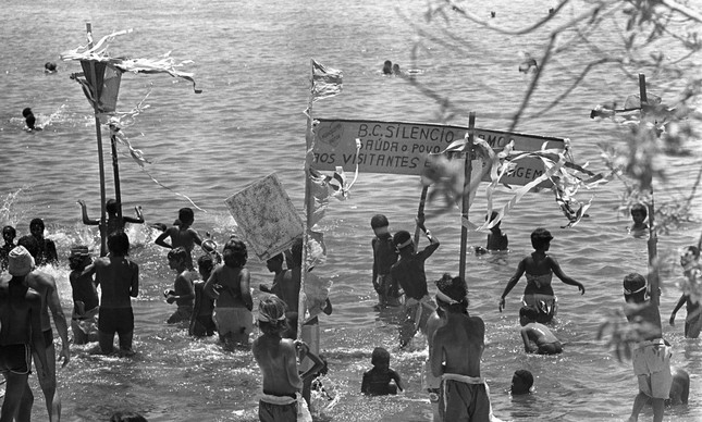 Banho de mar a fantasia na ilha de Paquetá, em 1977