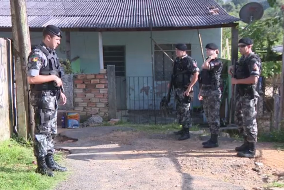 Dois corpos estavam dentro de casa na Lomba do Pinheiro, e outros três do lado de fora (Foto: Reprodução/RBS TV)