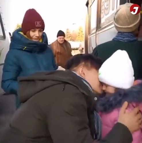 Vídeo mostra pai se despedindo da sua filha (Foto: Reprodução/Twitter/Journoloji)