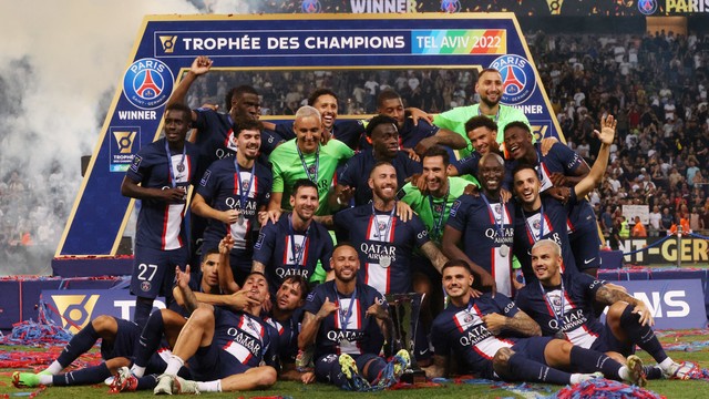 Elenco do PSG com o troféu da Supercopa da França 2022