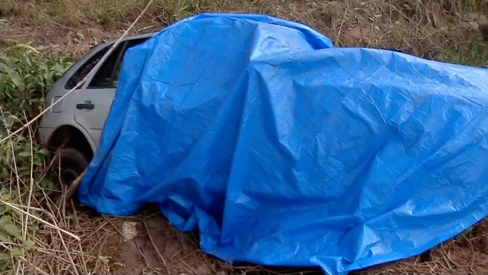 Um dos carros saiu da rodovia após a batida — Foto: TV Centro América/Reprodução