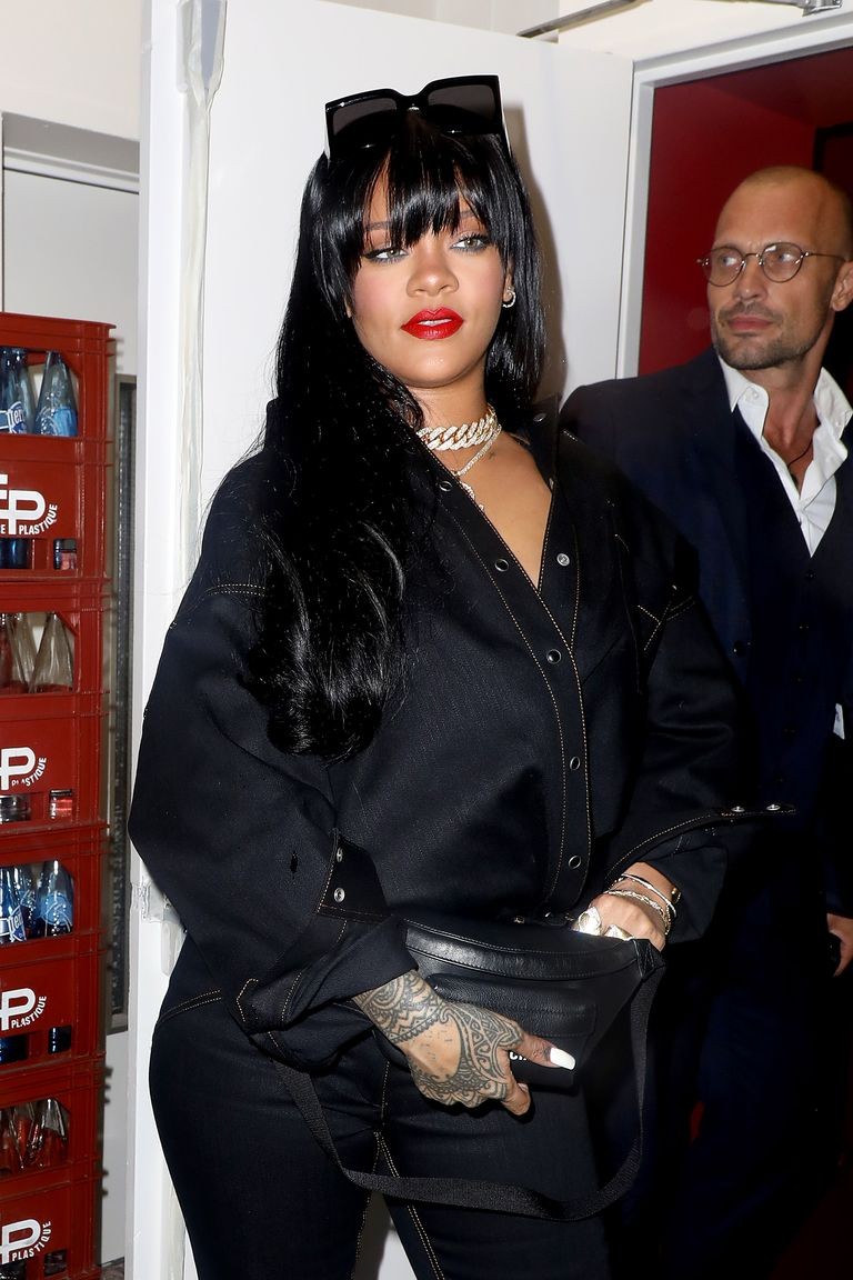 Rihanna com sua franja por Paris. (Foto: Getty Images)