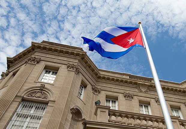 Bandeira de Cuba é vista diante da embaixada do país em Washington, nos EUA (Foto: Andrew Harnik/REUTERS)