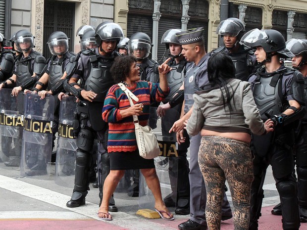 Moradores discutem com a Polícia Militar durante ação de reintegração de posse em um prédio particular na Rua Coronel Xavier de Toledo, região central de São Paulo. O edifício de 10 andares está ocupado desde abril por cerca de 300 pessoas (Foto: Felipe Rau/Estadão Conteúdo) Moradores discutem com a Polícia Militar durante ação de reintegração de posse em um prédio particular na Rua Coronel Xavier de Toledo, região central de São Paulo. O edifício de 10 andares está ocupado desde abril por cerca de 300 pessoas (Foto: Felipe Rau/Estadão Conteúdo)