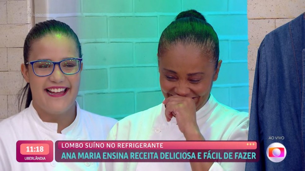 Maria ri com piadas de Ana sobre a linguiça — Foto: Reprodução/Globo