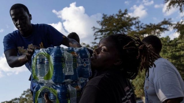 Especialistas afirmam que populações negras dos EUA são mais vulneráveis a crises ambientais por causa do chamado racismo ambiental (Foto: Reuters (via BBC))