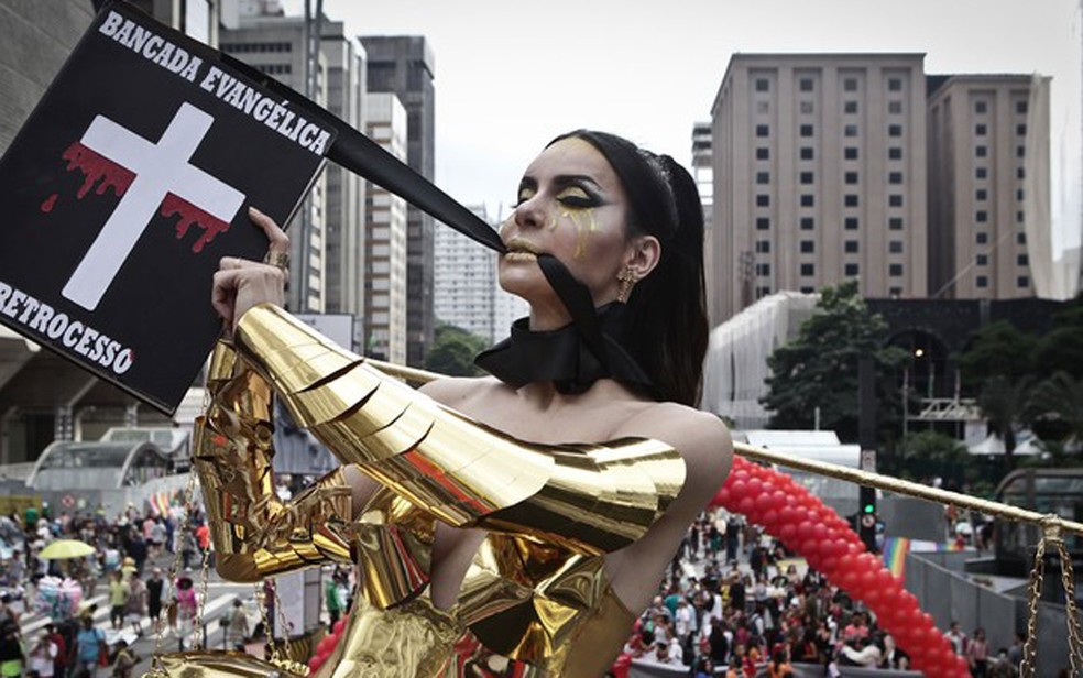 Transexual Viviany Beleboni usa fantasia em protesto contra a bancada evangélica e a Justiça   (Foto: Caio Kenji/G1)