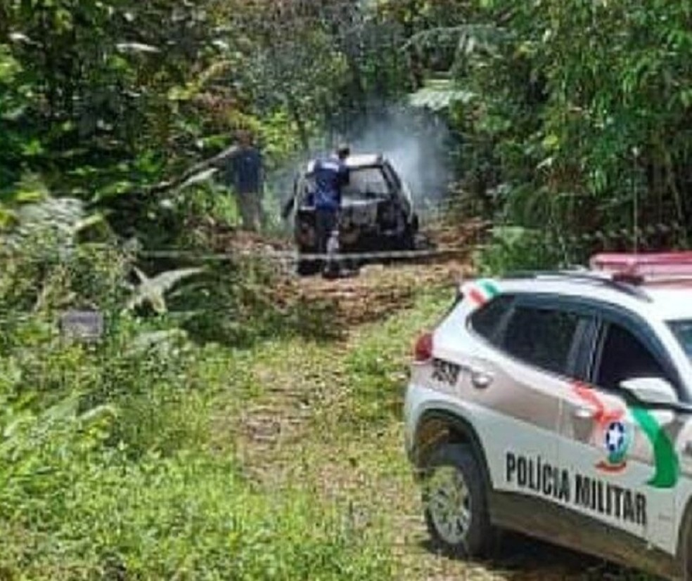 Carro modelo Fiat Uno onde os corpos foram encontrados no local do crime — Foto: Reprodução