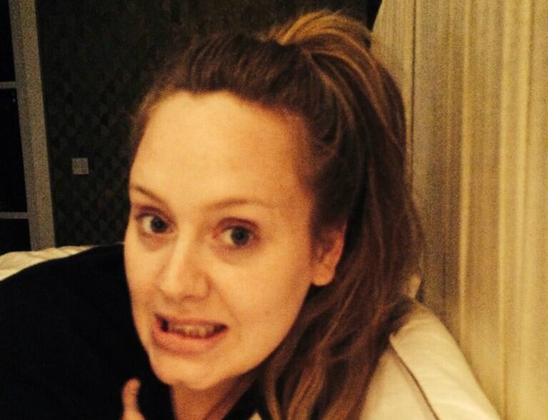 Adele de cara limpa em 'selfie' de aniversário. (Foto: Twitter)