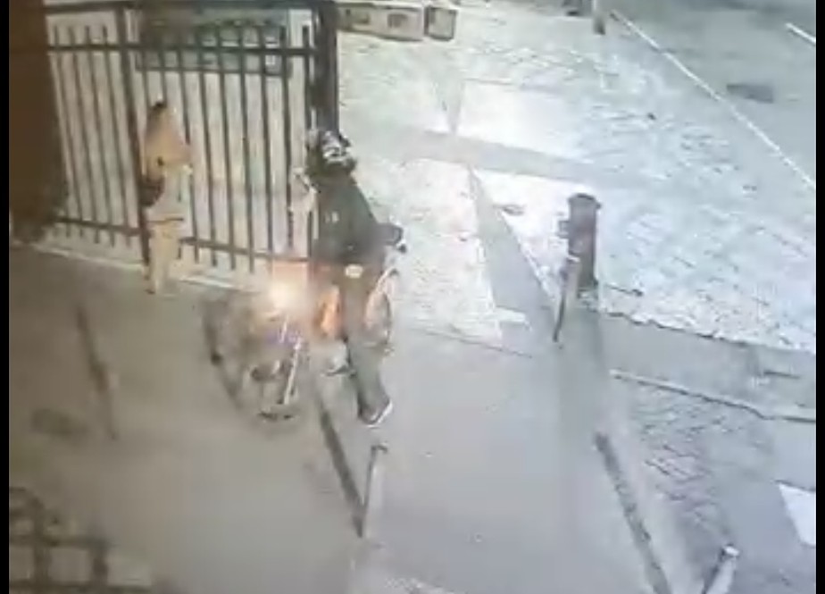 Câmera de segurança flagraram uma mulher sendo roubada pelo criminoso na moto laranja, na Zona Sul do Rio