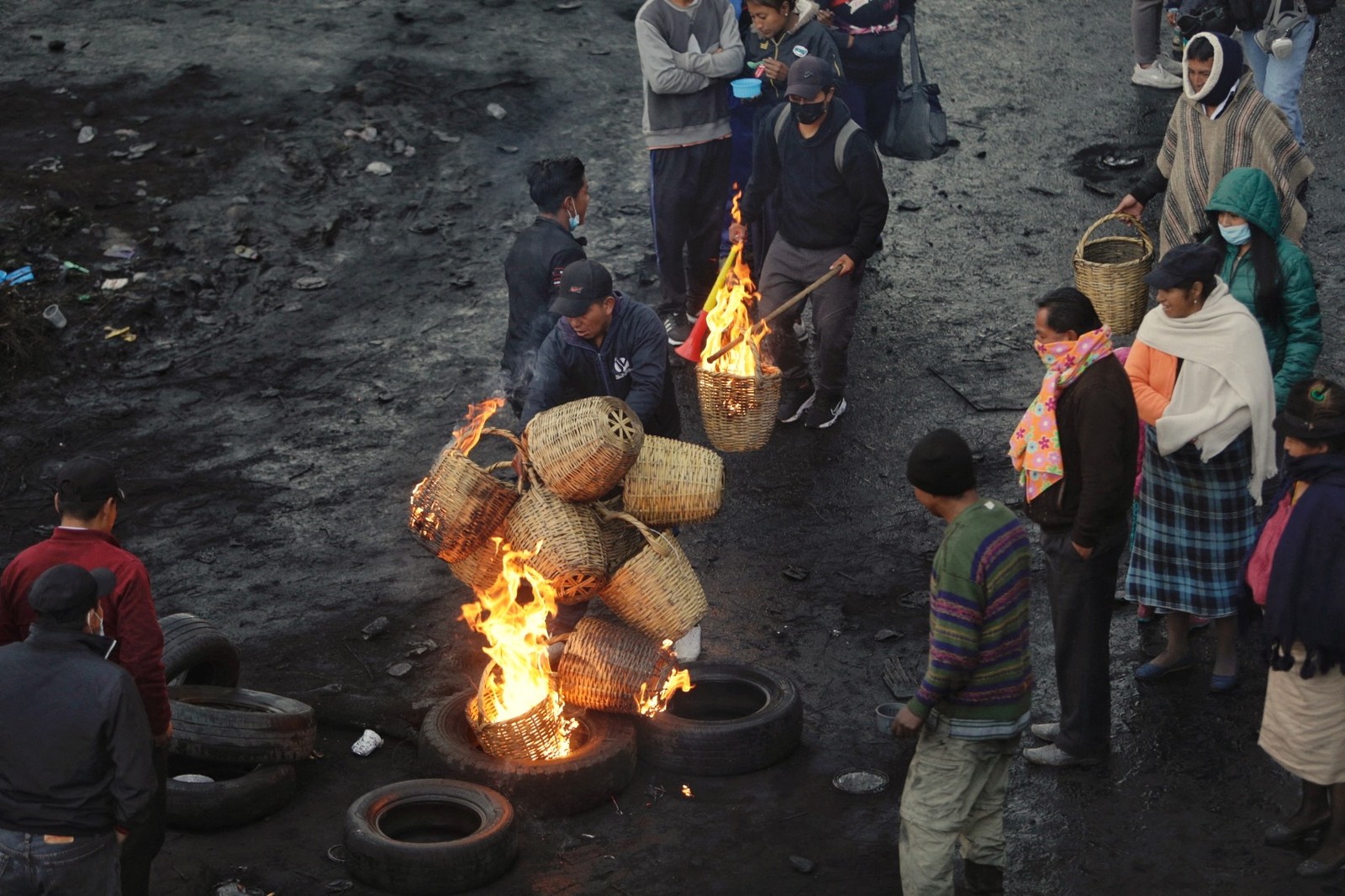 Indígenas e camponeses queimam pneus e cestos de vime em um bloqueio no bairro Cutuglagua, sul de Quito. Povos originários começaram há semanas uma jornada contra a alta do preço dos combustíveis no Equador — Foto: CRISTINA VEGA RHOR / AFP