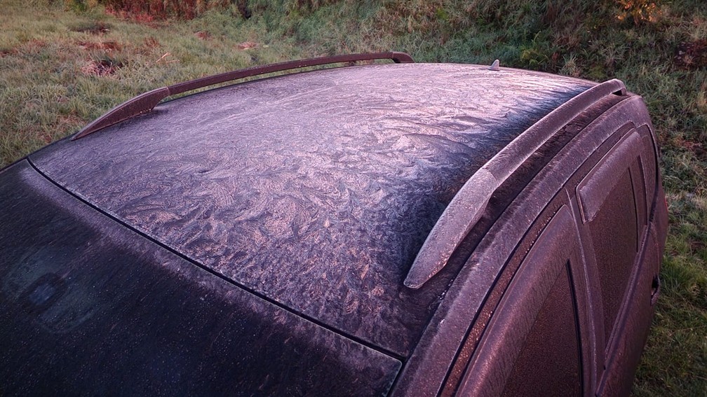 Geada cobre carro em São Joaquim, na Serra de SC, nesta sexta-feira (6)  — Foto: Mycchel Legnagi/ São Joaquim Online