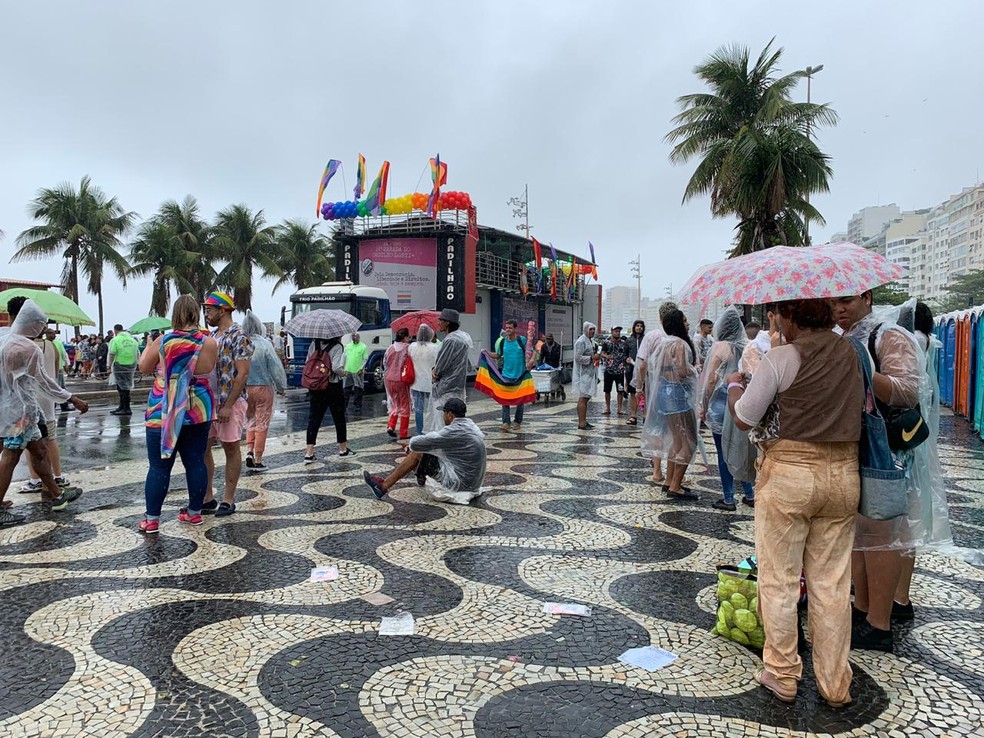 Chuva não desamina público que vai à Copacabana acompanhar a 24ª Parada LGBTI do Rio — Foto: Matheus Rodrigues/G1
