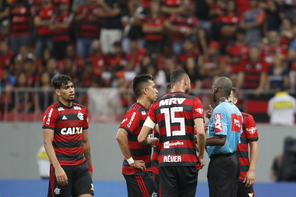 Jogadores do Flamengo cercam o &aacute;rbitro em Bras&iacute;lia; Diego foi expulso &mdash; Foto: Staff Image / Flamengo 