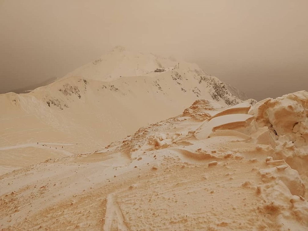 Segundo metereologistas, aspecto alaranjado da neve Ã© registrado a cada cinco anos (Foto: Margarita Alshina)