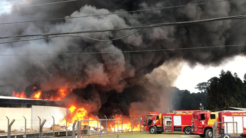 Incêndio atinge barracões de empresa na Região Metropolitana de Curitiba — Foto: Wesley Cunha/RPC