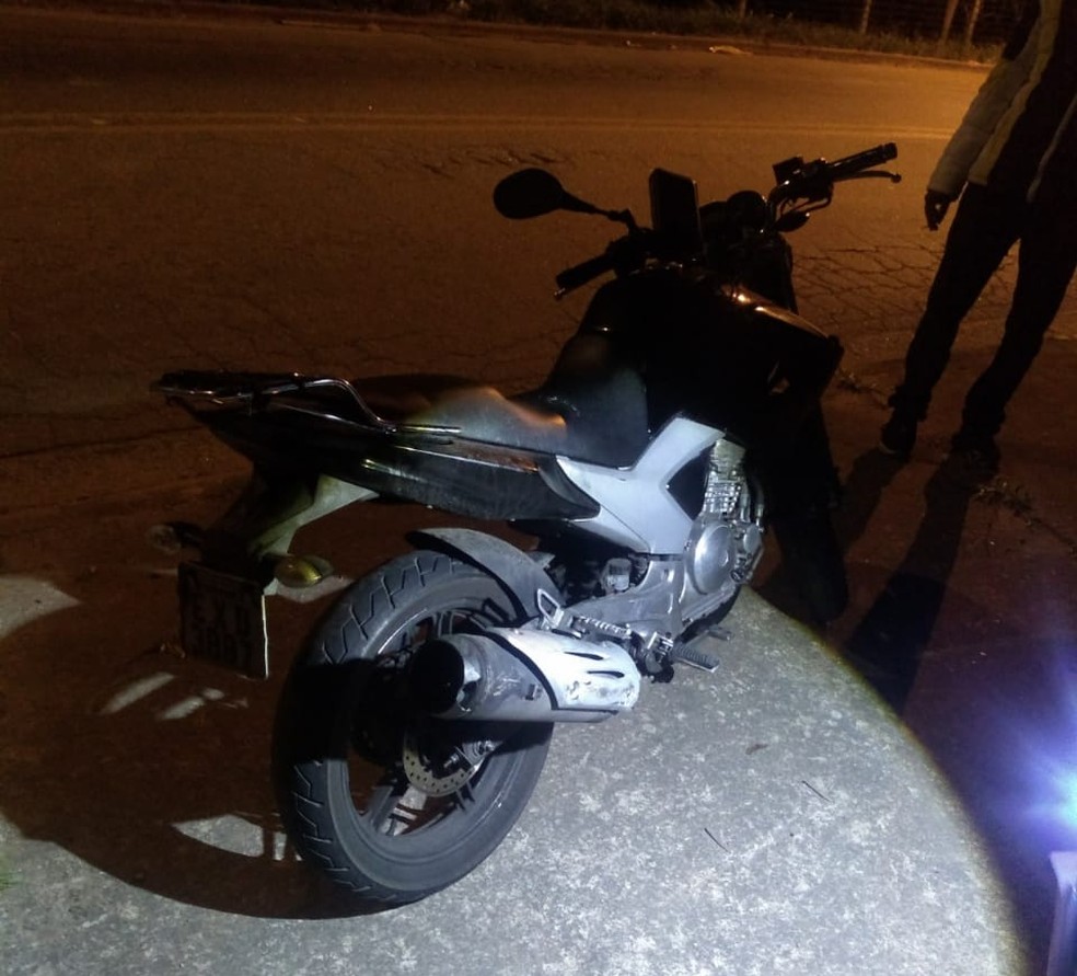Homem baleado foi reconhecido por vítimas como sendo autor de dois roubos de motos neste domingo — Foto: Guarda Municipal de Itaquaquecetuba/Divulgação
