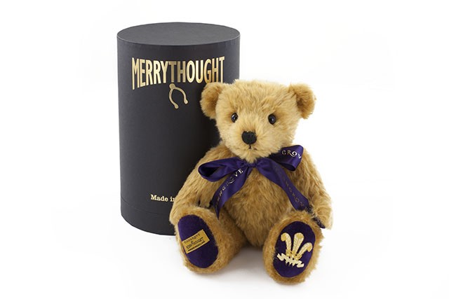 The limited-edition George teddy bear (£99.95) (Foto: HIGHGROVE. PROCEEDS FROM THE HIGHGROVE COLLECTION ARE DISTRIBUTED AMONG BENEFICIARIES OF THE PRINCE OF WALES CHARITABLE FOUNDATION)