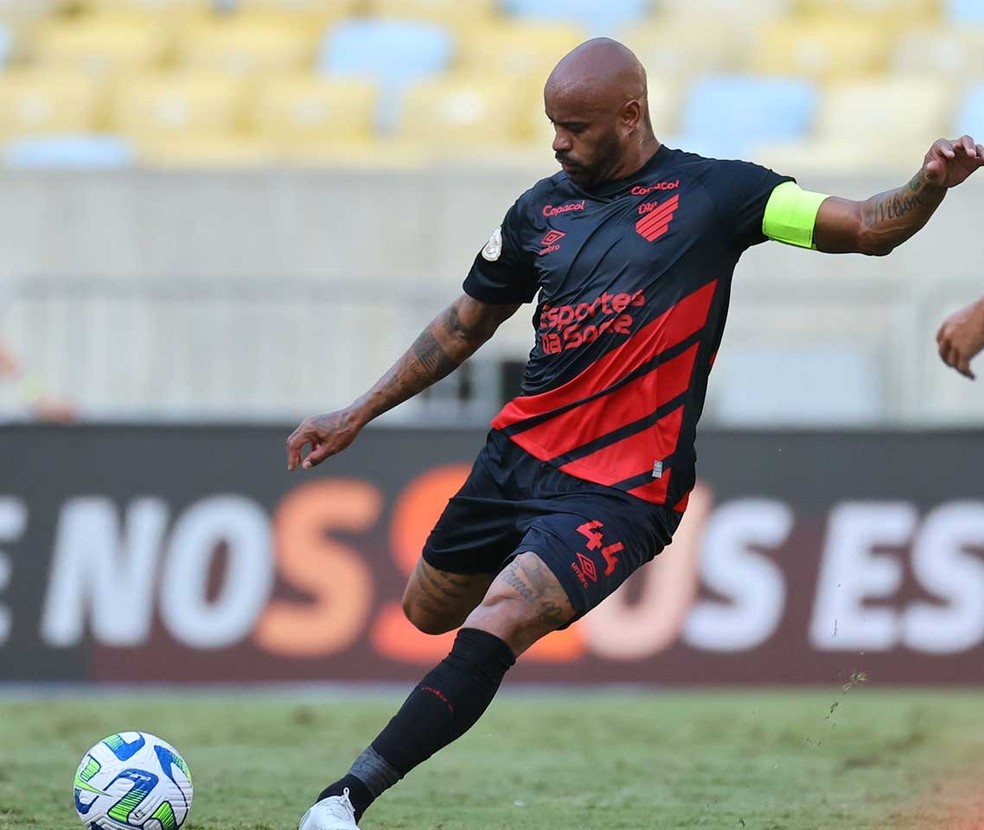 Thiago Heleno em ação na derrota do Athletico contra o Fluminense — Foto: Divulgação/Athletico