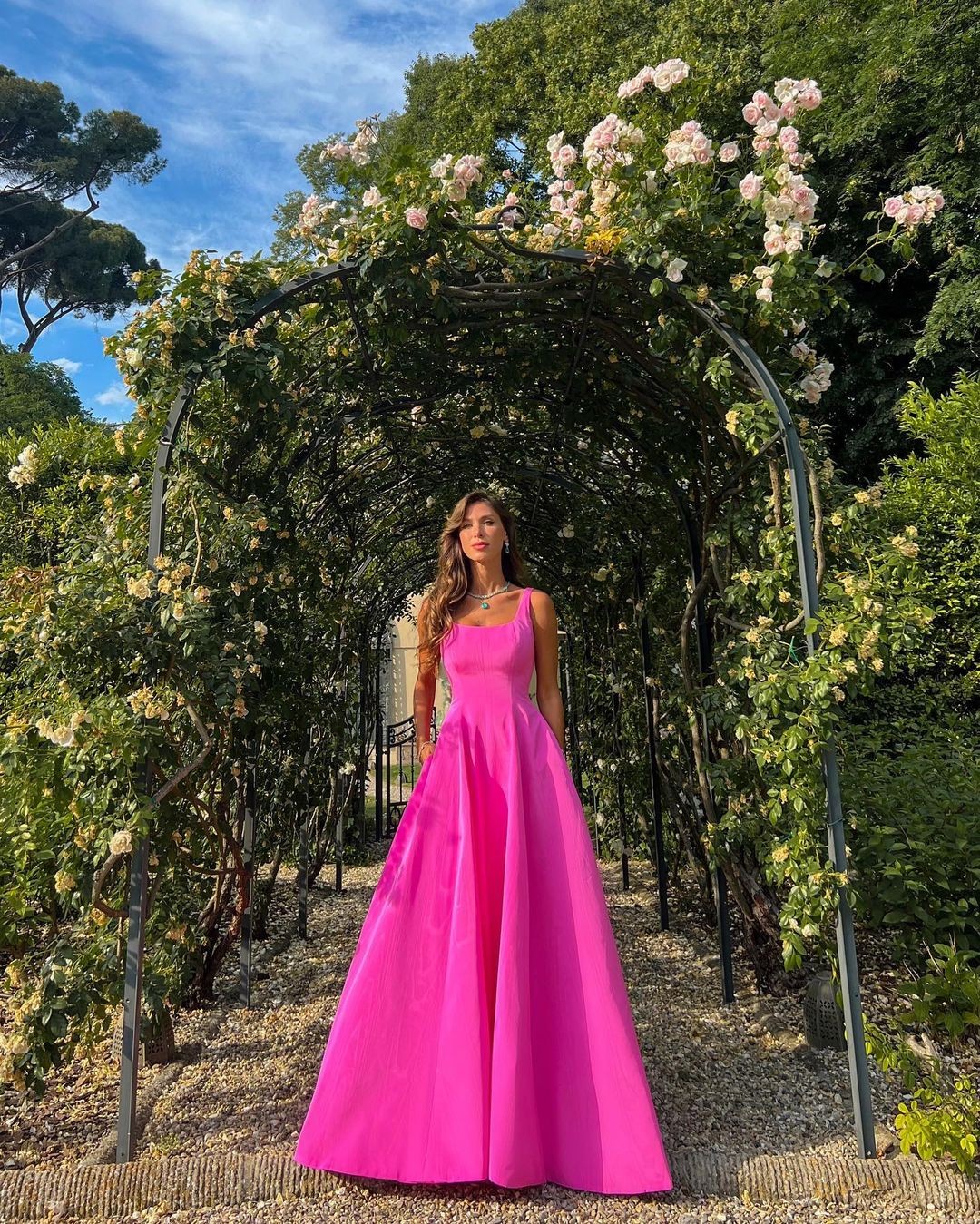 Nati Vozza escolheu um vestido pink (Foto: Reprodução/Instagram)