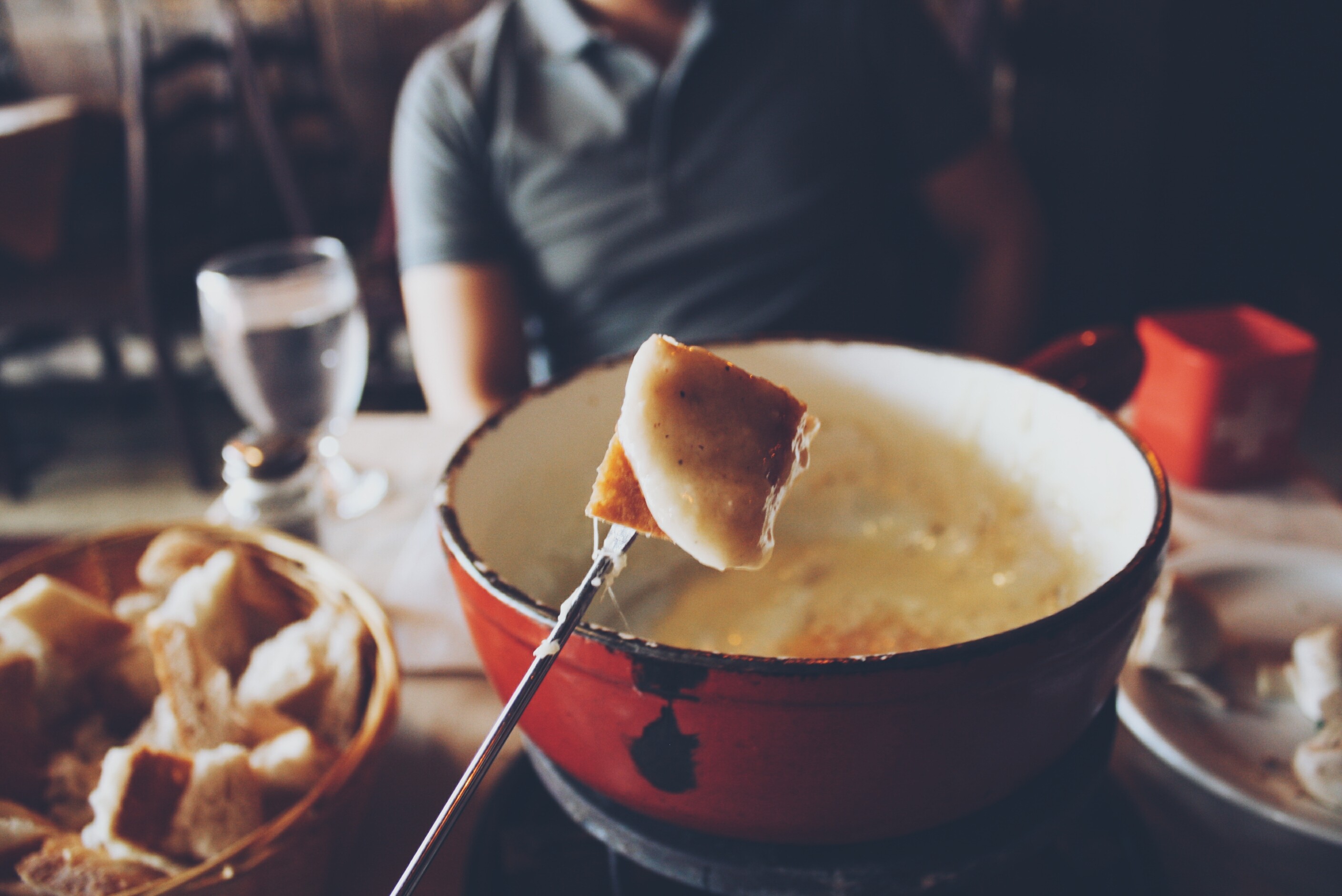 Fondue de queijo é oriundo dos alpes suíços, da região de Valais. Lá ele se chama moitié-moité, ou meio a meio, nome usado por usar dois tipos de queijo de qualidade e sabores diferentes (Foto: Getty Images/EyeEm)