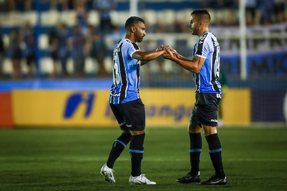 Galdino e Uvini foram elogiados por Renato após vitória do Grêmio — Foto: Lucas Uebel/Grêmio