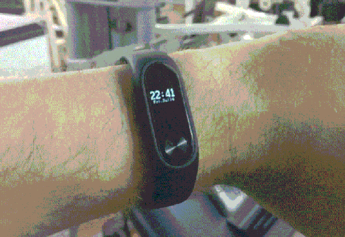 Xiaomi Mi Band 2 pode medir batimentos cardíacos e contar passos do usuário (Foto: Elson de Souza/TechTudo)