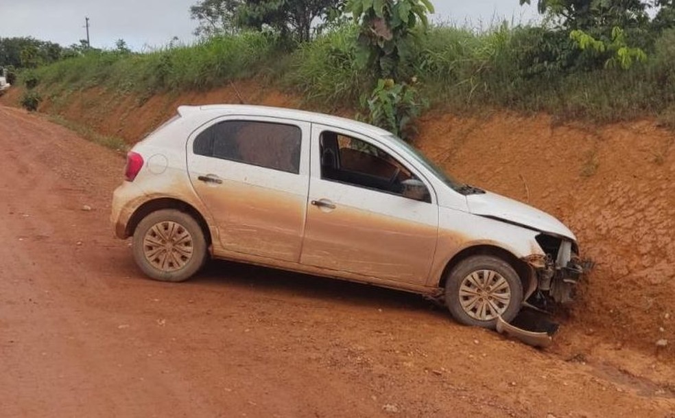 Carro furtado em Machadinho D'Oeste (RO) é encontrado em estrada perto de Cujubim (RO) — Foto: Polícia Militar 