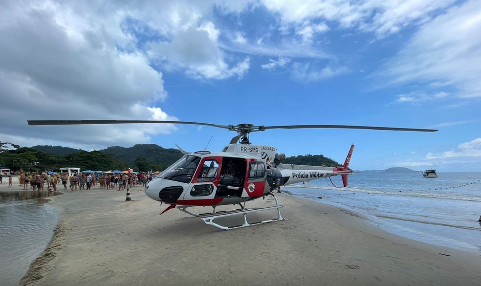 Menina de 4 anos é resgatada pelo Helicóptero Águia da PM após se afogar em piscina em Ubatuba. — Foto: Divulgação/PM