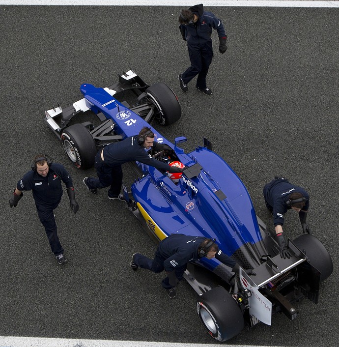 Mecânicos recolhem Sauber de Felipe Nasr para os boxes (Foto: AFP)