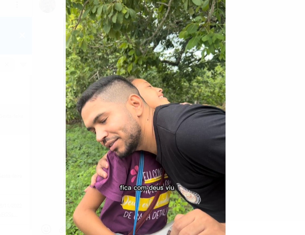 Salatiel abraça Amanda após entregar doação de turista — Foto: Divulgação