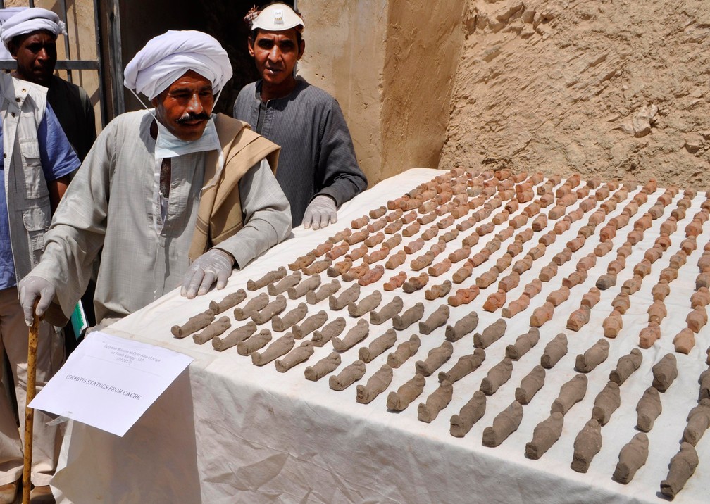  Mais de mil pequenas estátuas funerárias foram encontradas por arqueólogos  (Foto: Stringer/AFP)