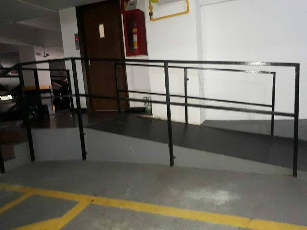 Rampa de acesso é íngreme e Ana não consegue acessar os elavadores sem ajuda de terceiros (Foto: Ana Baêta/ Arquivo Pessoal)