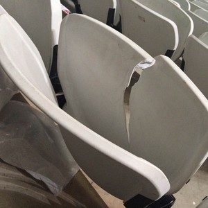 Cadeiras quebradas arena corinthians (Foto: Diogo Venturelli/GloboEsporte.com)