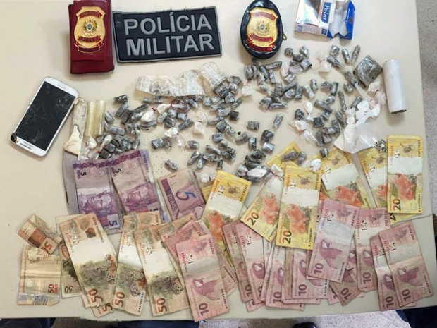 Policia apreendeu drogas e dinheiro durante operação nesta segunda-feira (25) (Foto: Samuel Mendes/Arquivo Pessoal)