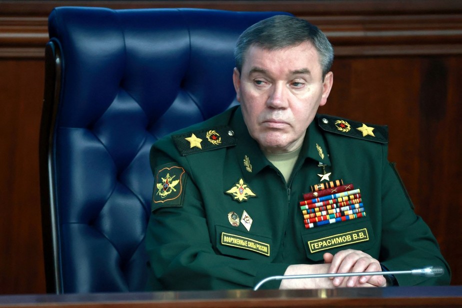 Nesta foto de arquivo, o Chefe do Estado-Maior do Exército da Rússia, Valery Gerasimov, participa de uma reunião ampliada do Conselho do Ministério da Defesa da Rússia no Centro de Controle de Defesa Nacional em Moscou