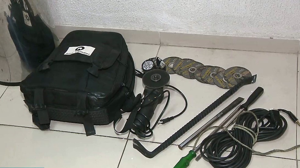Material abandonado pela quadrilha foi recolhido pelos policiais no banco (Foto: Reprodu&ccedil;&atilde;o/TV Cabo Branco)