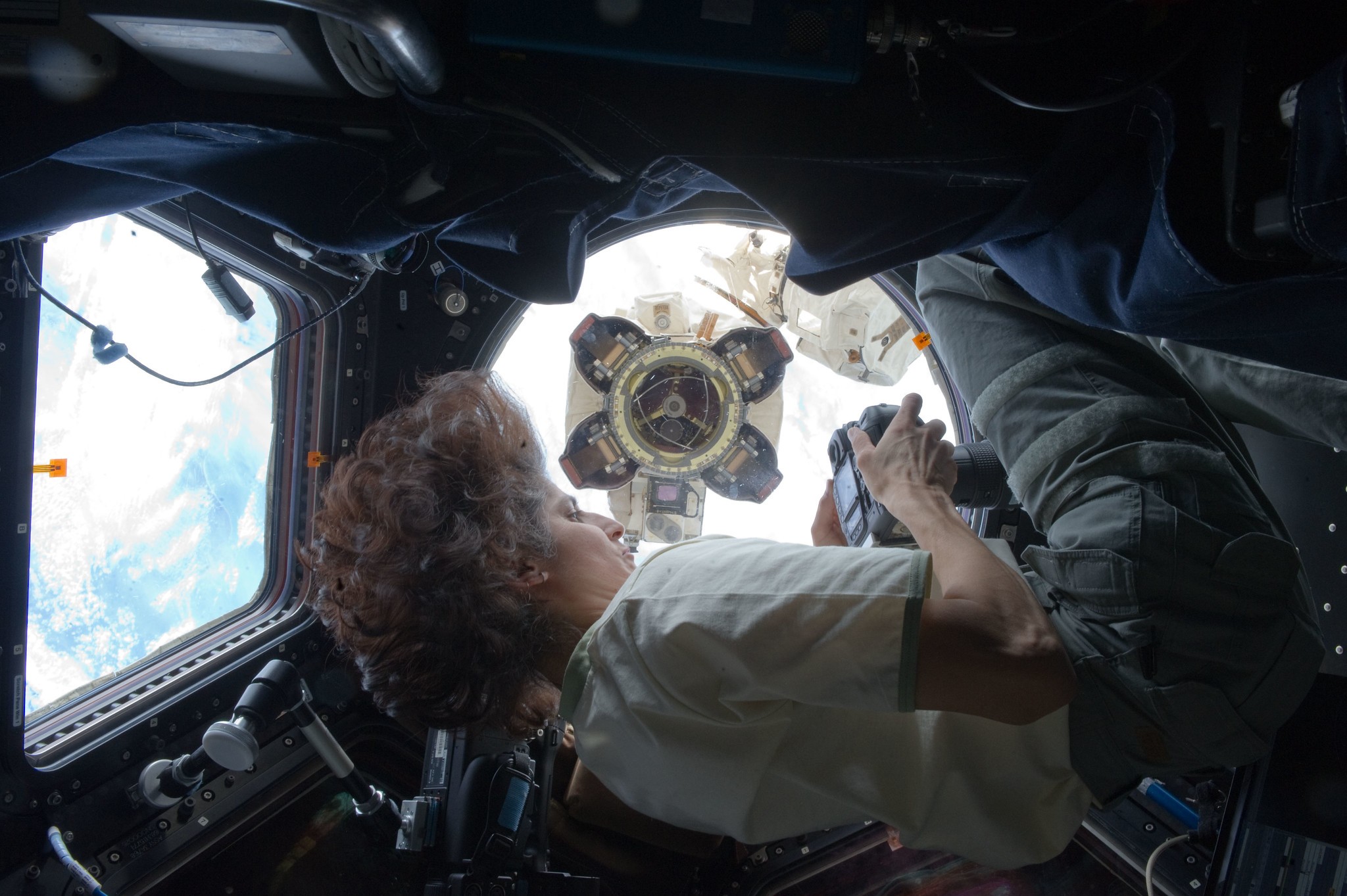 A cientista fotografa o equipamento eterno durante procedimento (Foto: NASA)
