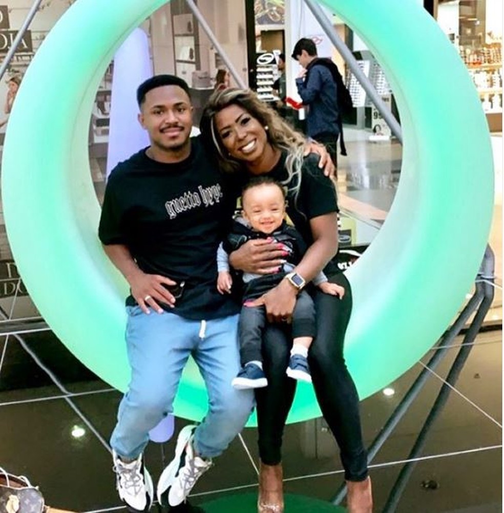 Ad&eacute;lia posa com os dois filhos, Vin&iacute;cius e Alezinho &mdash; Foto: Reprodu&ccedil;&atilde;o/Instagram