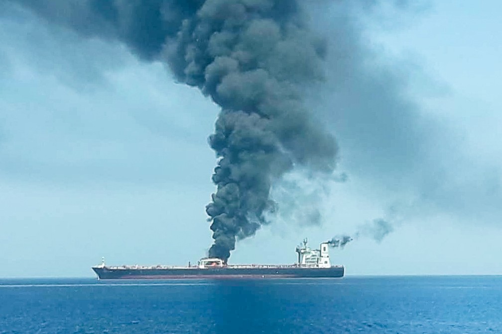 Navio petroleiro que supostamente foi atacado na quinta-feira (13), no golfo do OmÃ£. â€” Foto: Isna/Handout via Reuters