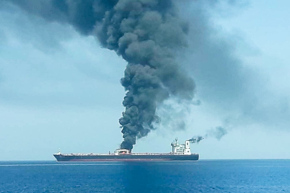 Navio petroleiro que supostamente foi atacado nesta quinta-feira (13), no golfo de Omã. — Foto: Isna/Handout via Reuters