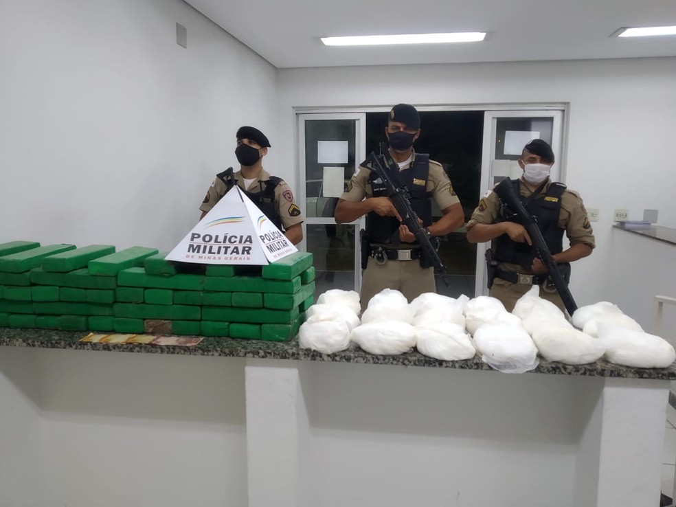 Polícia apreende tabletes de maconha e pasta base de cocaína enterrados em tonéis em Alfenas — Foto: Polícia Militar