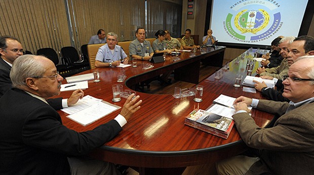 Reunião no Ministério da Defesa entre militares e integrantes de comissões de ufólogos (Foto: Divulgação / Ministério da Defesa)