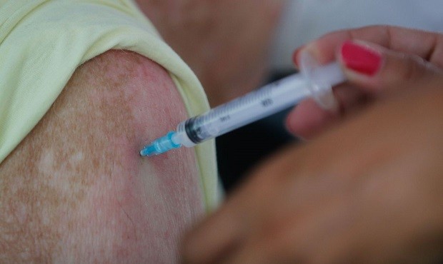 Vacinação contra a Covid-19 (Foto: Tânia Rego / Agência Brasil)