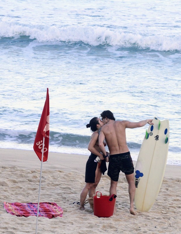 Romulo Arantes Neto e Mari Saad em praia carioca (Foto: Daniel Delmiro/AgNews)