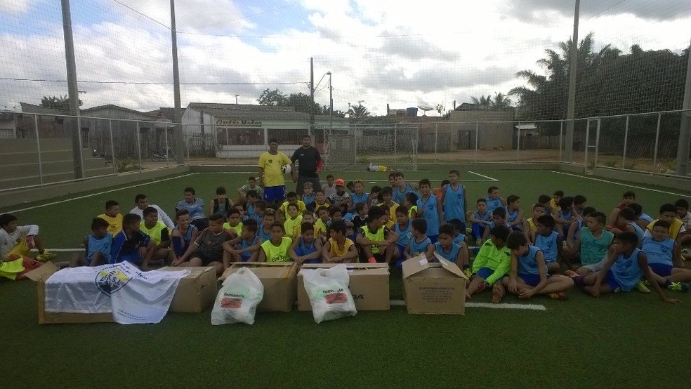 A Escolinha Saúde, Esporte e Lazer está levando o esporte a mais de 150 crianças da comunidade (Foto: Wescley Camelo)