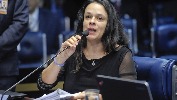 Em pronucniamento, jusrista Janaína Paschoal (Foto: Pedro França/Agência Senado)