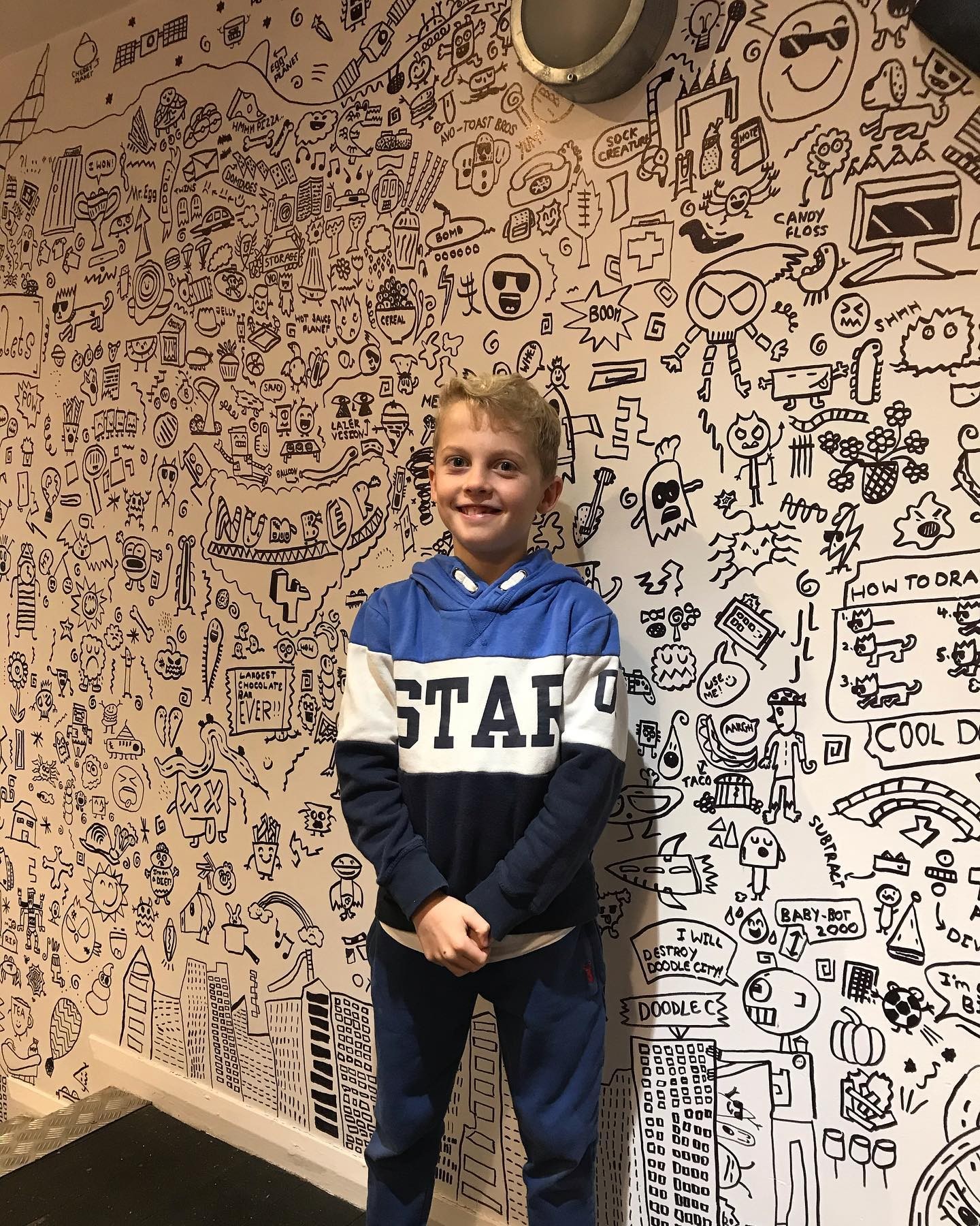 O menino foi convidado para pintar a parede de um restaurante badalado (Foto: Reprodução/ Instagram)